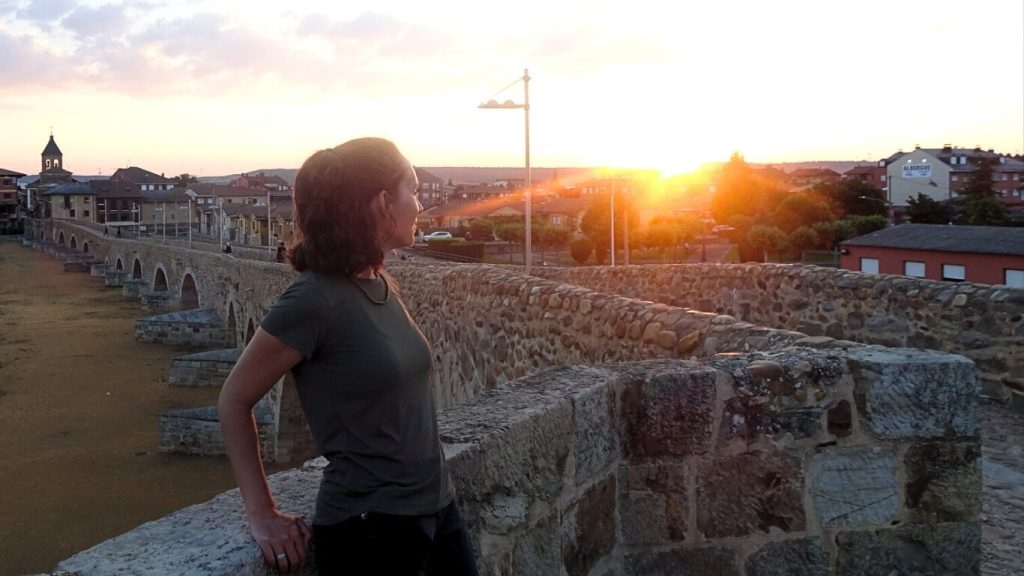 Rocío em um pueblo na Espanha, experiência do viajante e conexão emocional